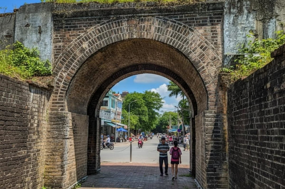 Du khách đến thăm Thành cổ Vinh nên lựa chọn trang phục phù hợp với không khí trang nghiêm tại đây.